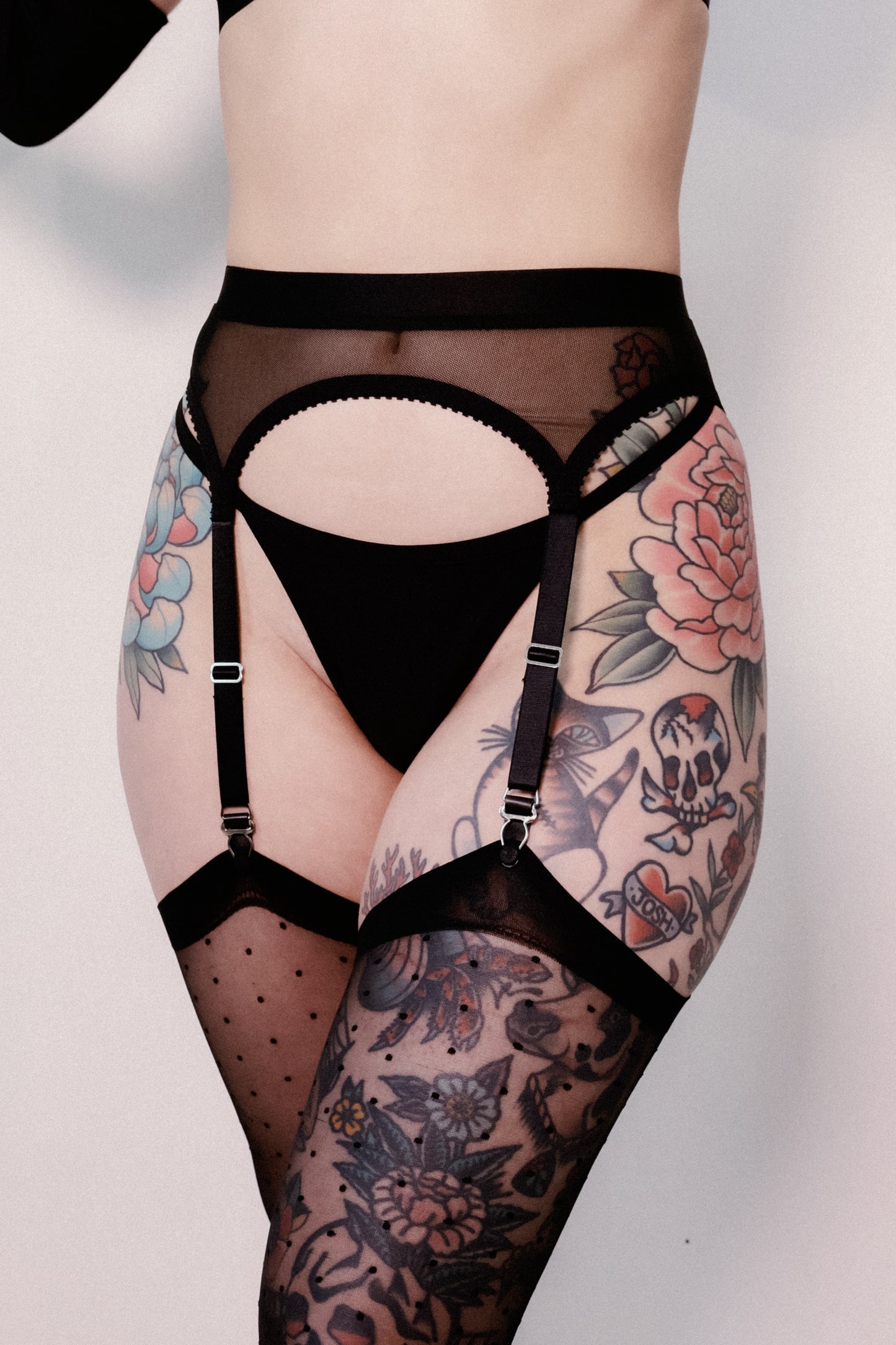 Laura Suspender Black Mesh