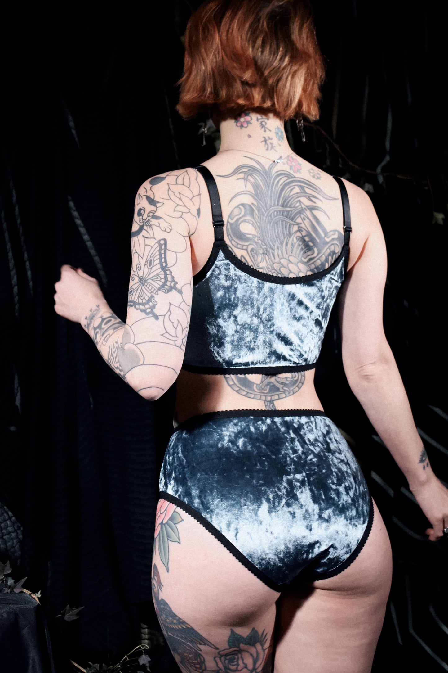 Daniella Knickers Blue Velvet with Dagger